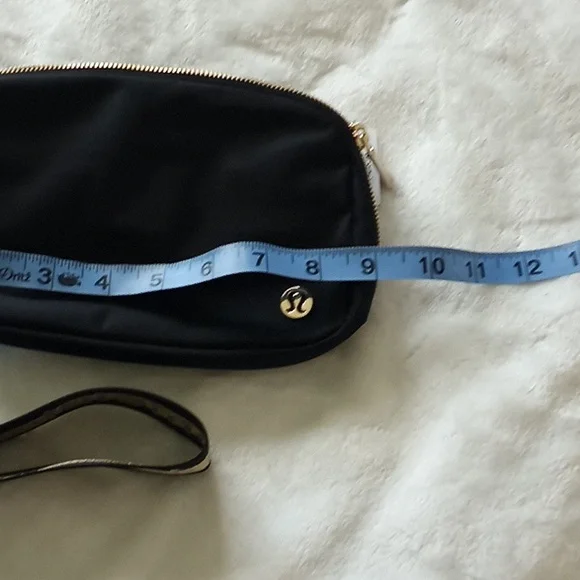 Lululemon gold logo crossbody belr bag - Picture 9 of 10